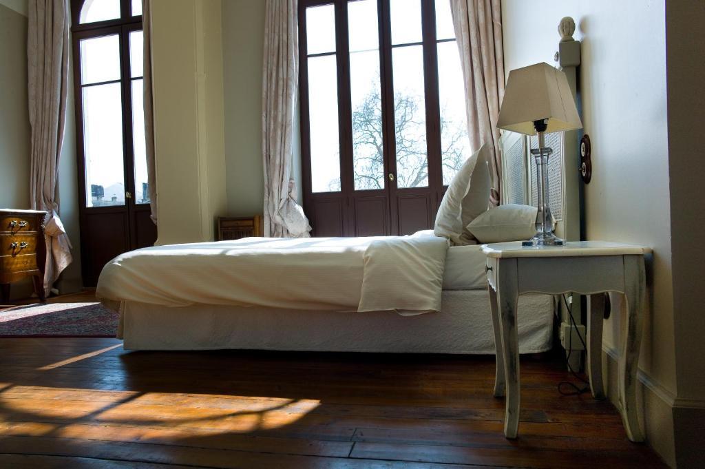 Hostellerie Du Coq D'Or Жонзак Номер фото
