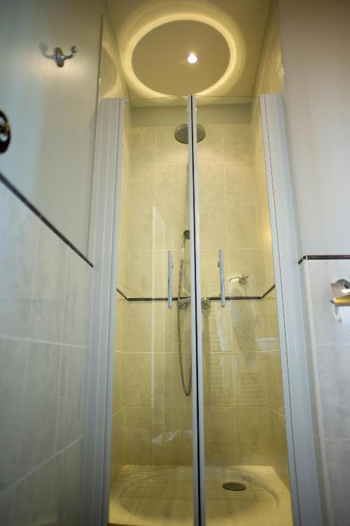Hostellerie Du Coq D'Or Жонзак Номер фото