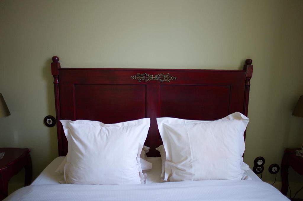 Hostellerie Du Coq D'Or Жонзак Номер фото