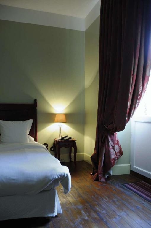 Hostellerie Du Coq D'Or Жонзак Номер фото